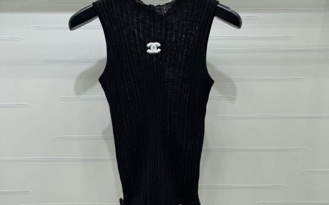 CHANEL コピー ニット ベスト ロゴデザイン フリル シルエット 2色展開