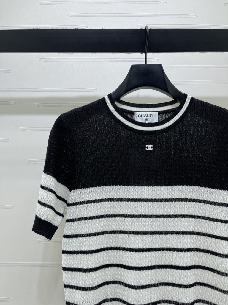 CHANEL コピー ニットTシャツ 撞色ストライプ ロゴ刺繍 綿混素材 弾力性 脇から胸元までスリムシルエット ブラック/ホワイト 3色展開 - 画像 3