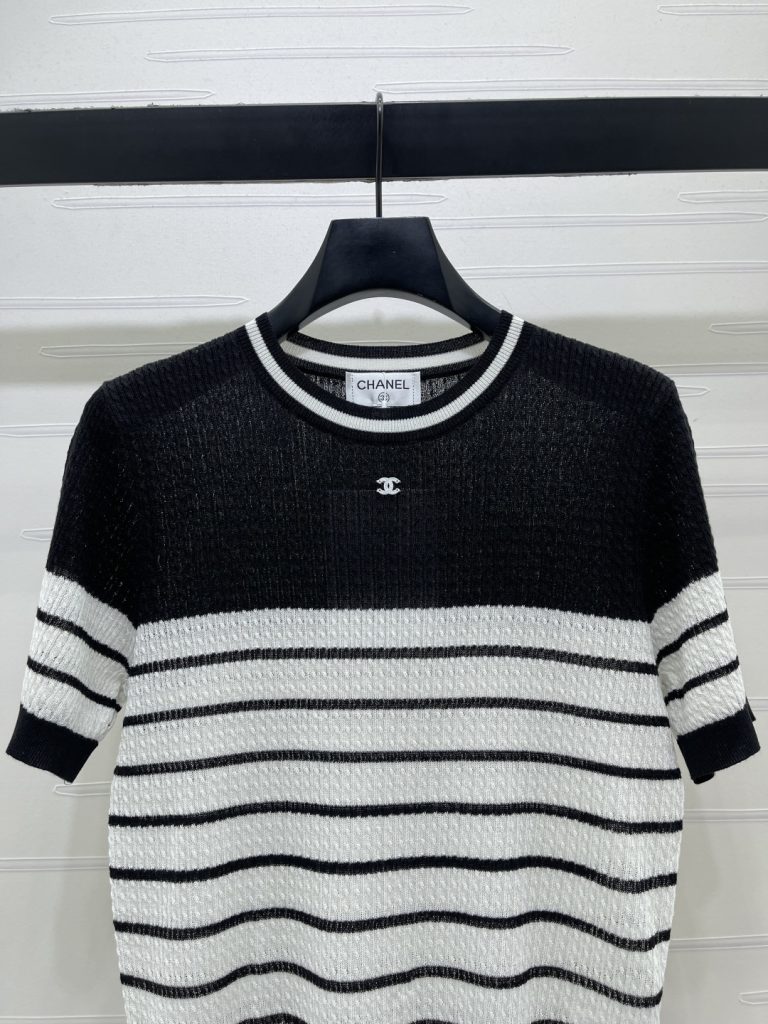 CHANEL コピー ニットTシャツ 撞色ストライプ ロゴ刺繍 綿混素材 弾力性 脇から胸元までスリムシルエット ブラック/ホワイト 3色展開 - 画像 4