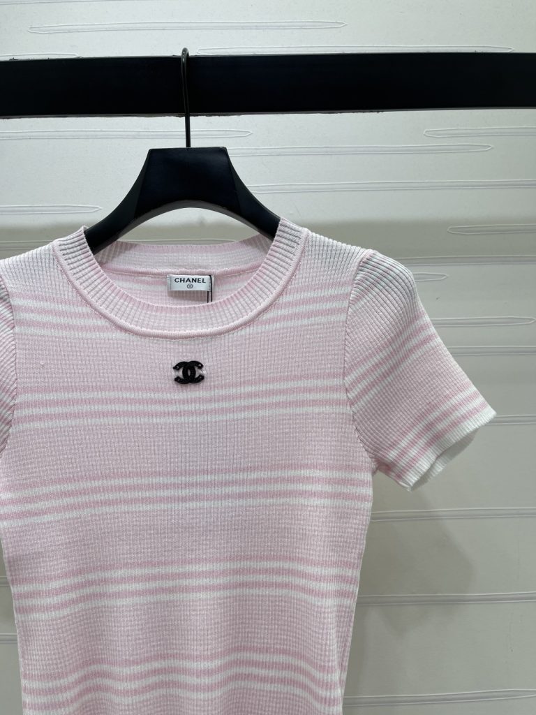 CHANEL コピー ニットTシャツ 撞色ストライプ ロゴ刺繍 丸首 半袖 シルエット 3色展開 - 画像 2
