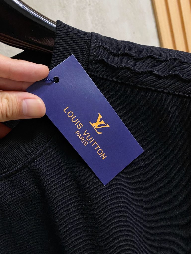 Louis Vuitton上下2点セットアップ ルイヴィトン 半袖Tシャツと半ズボン LVカジュアルウェア モノグラム メンズ ブラック - 画像 4