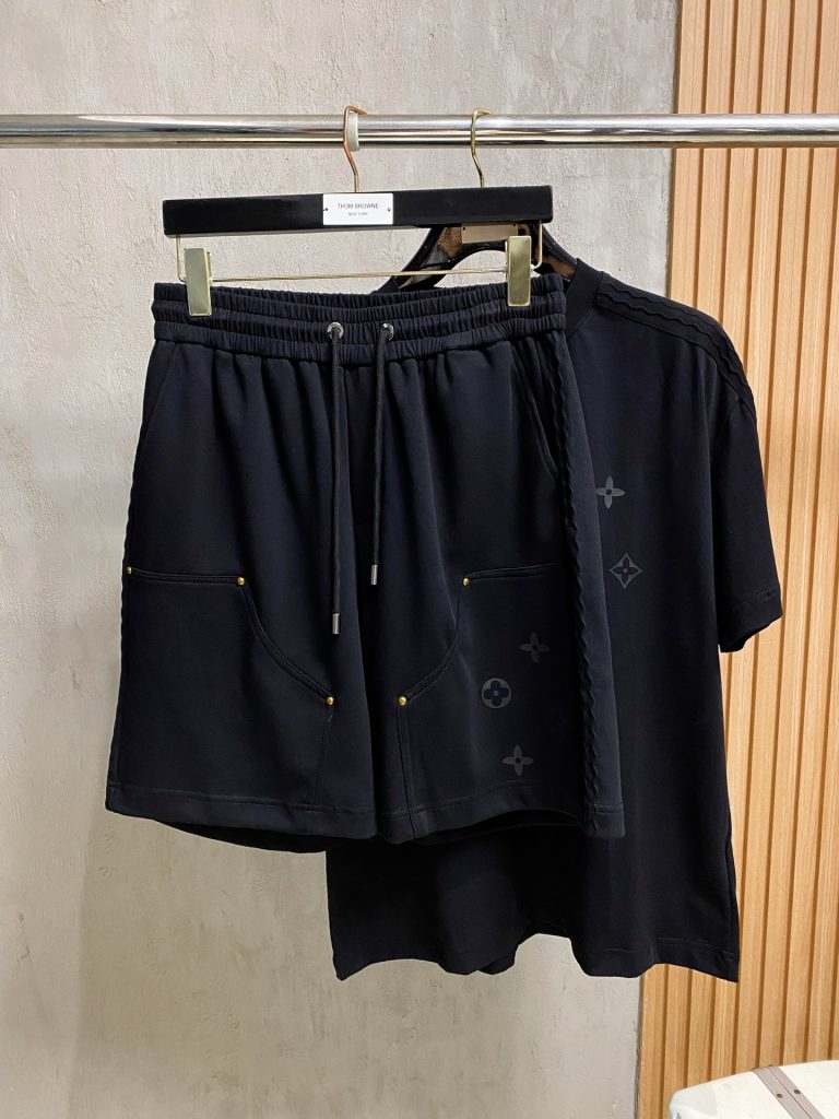 Louis Vuitton上下2点セットアップ ルイヴィトン 半袖Tシャツと半ズボン LVカジュアルウェア モノグラム メンズ ブラック - 画像 3