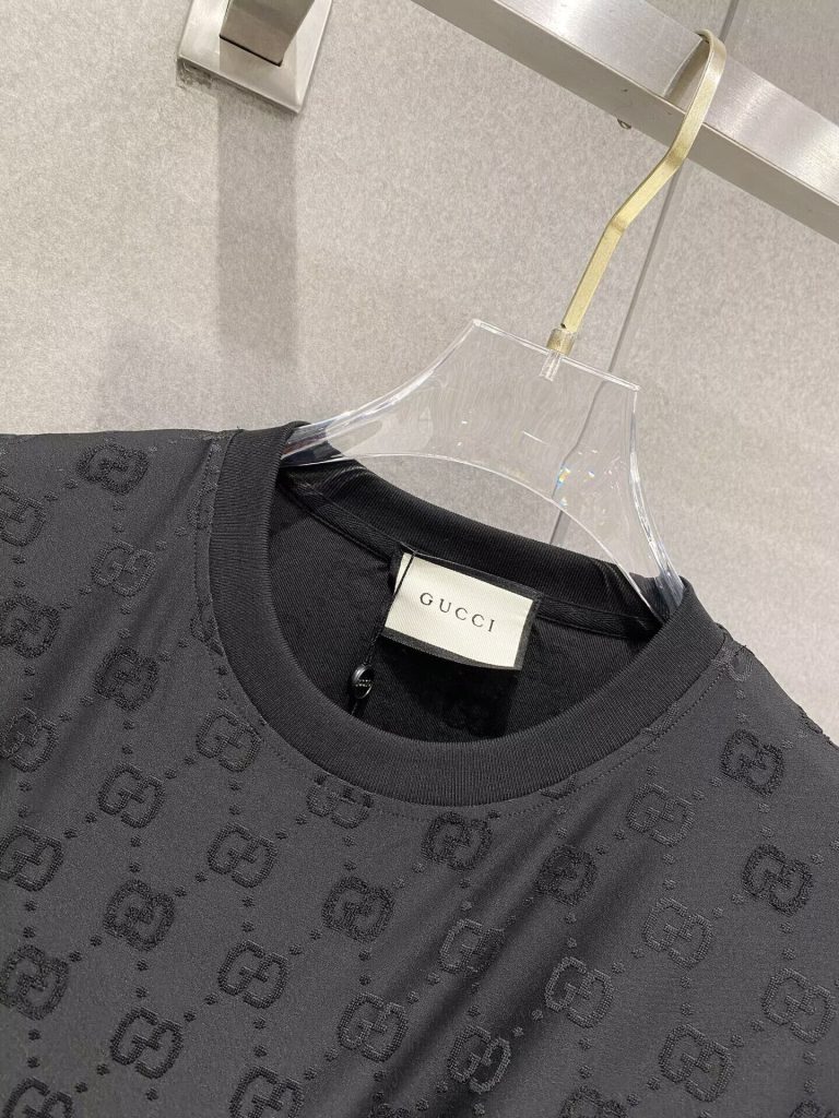 GUCCI　グッチ　上下2点　セットアップ　半袖Ｔシャツと半ズボン　2枚セット　カジュアルウェア　メンズ　男性 - 画像 4
