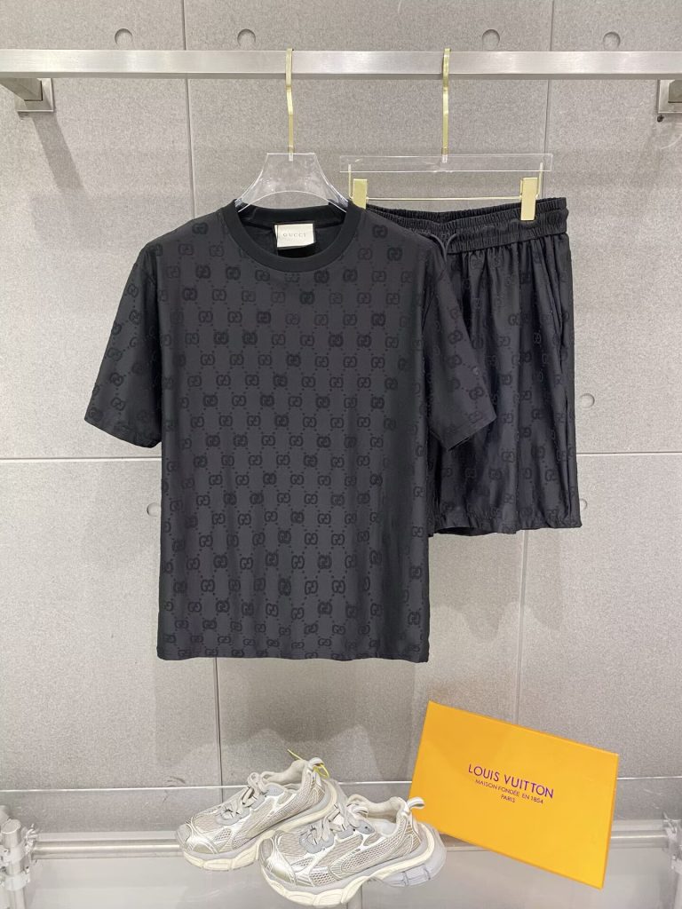GUCCI　グッチ　上下2点　セットアップ　半袖Ｔシャツと半ズボン　2枚セット　カジュアルウェア　メンズ　男性 - 画像 3