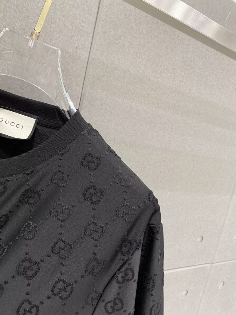 GUCCI　グッチ　上下2点　セットアップ　半袖Ｔシャツと半ズボン　2枚セット　カジュアルウェア　メンズ　男性 - 画像 5