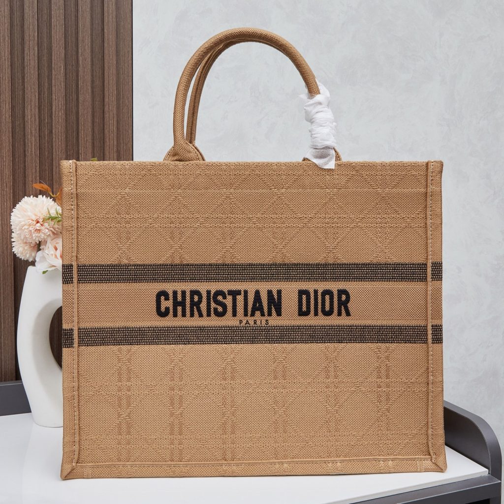 新品・未使用　Christian Dior　クリスチャンディオール　ブックトート　Book Tote　トートバッグ　ミディアム/ラージ　刺繍　レディースバッグ - 画像 2