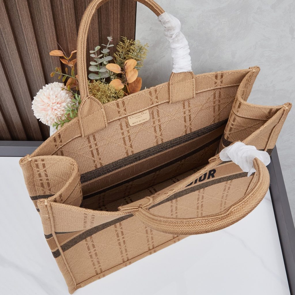 新品・未使用　Christian Dior　クリスチャンディオール　ブックトート　Book Tote　トートバッグ　ミディアム/ラージ　刺繍　レディースバッグ - 画像 7