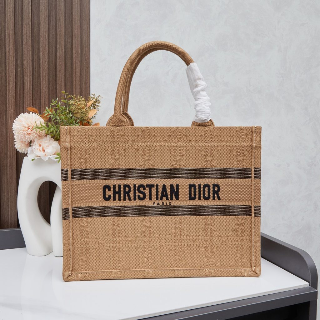 新品・未使用　Christian Dior　クリスチャンディオール　ブックトート　Book Tote　トートバッグ　ミディアム/ラージ　刺繍　レディースバッグ - 画像 3