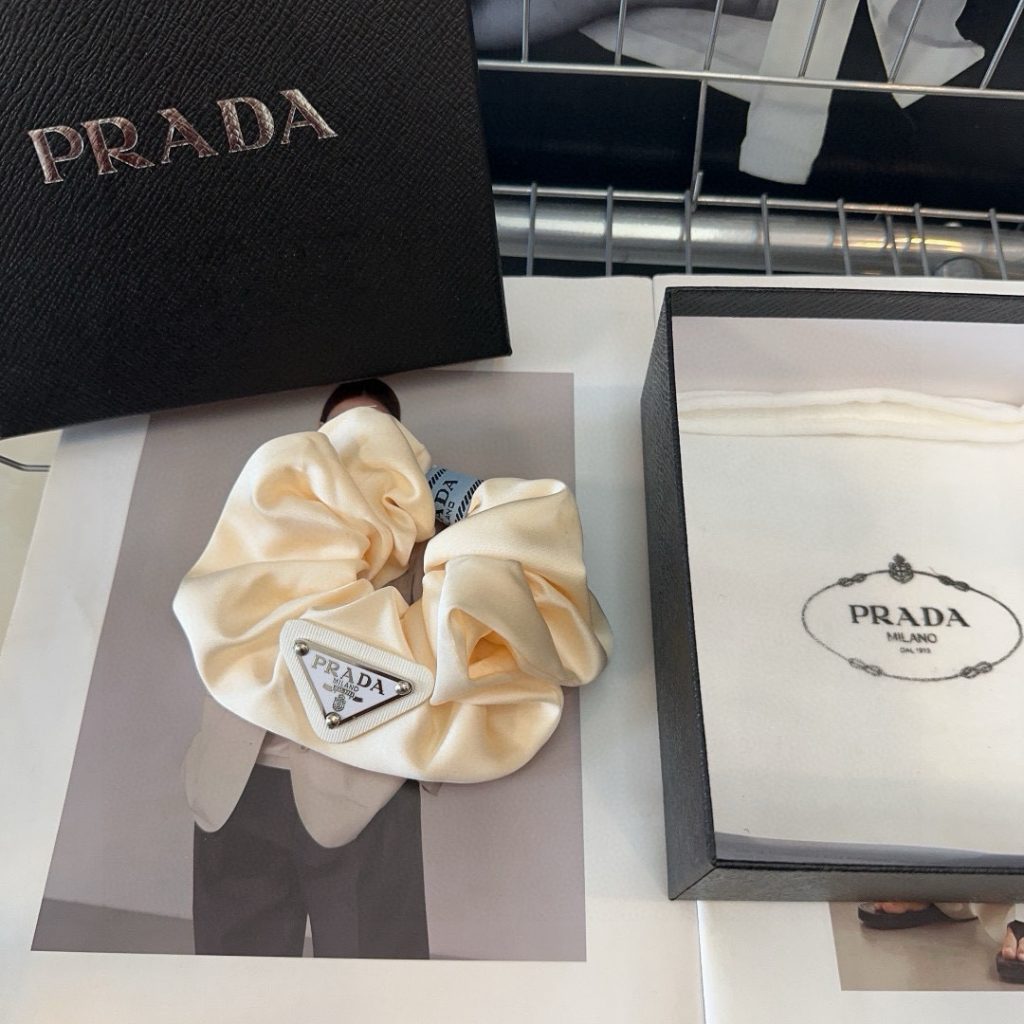 PRADA　プラダ　シュシュ　ヘアゴム　アクセサリー　おしゃれ　ヘアアレンジ　無地　カジュアル - 画像 3