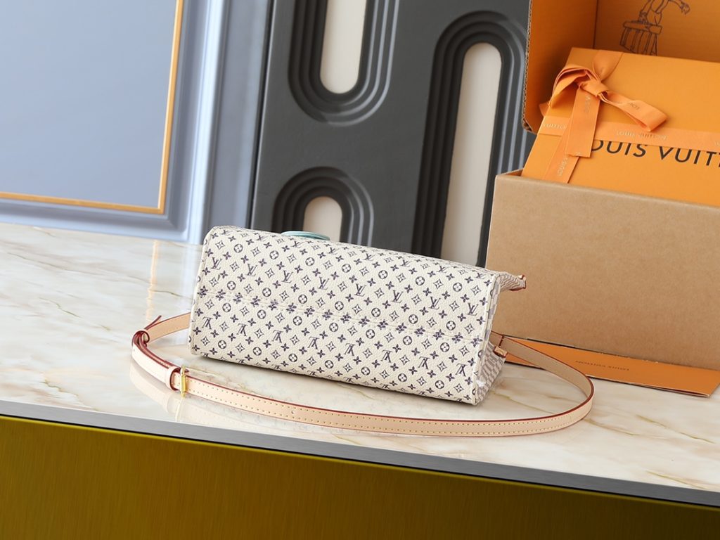 ルイヴィトンバッグ　LOUIS VUITTON　オンザゴー PM　ホワイト　モノグラム　レディーストートバッグ　ハンドバッグ　2wayバッグ - 画像 4