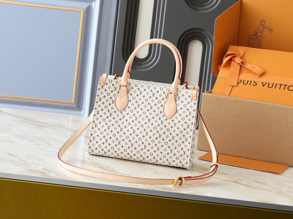 ルイヴィトンバッグ　LOUIS VUITTON　オンザゴー PM　ホワイト　モノグラム　レディーストートバッグ　ハンドバッグ　2wayバッグ - 画像 2