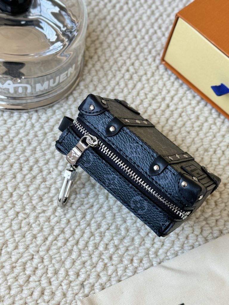 ルイヴィトン 　LOUIS VUITTON　トランクキーホルダー　リュックキーホルダー　モノグラム エクリプス ポルトクレ バックパック 　メンズ　バックチャーム - 画像 4