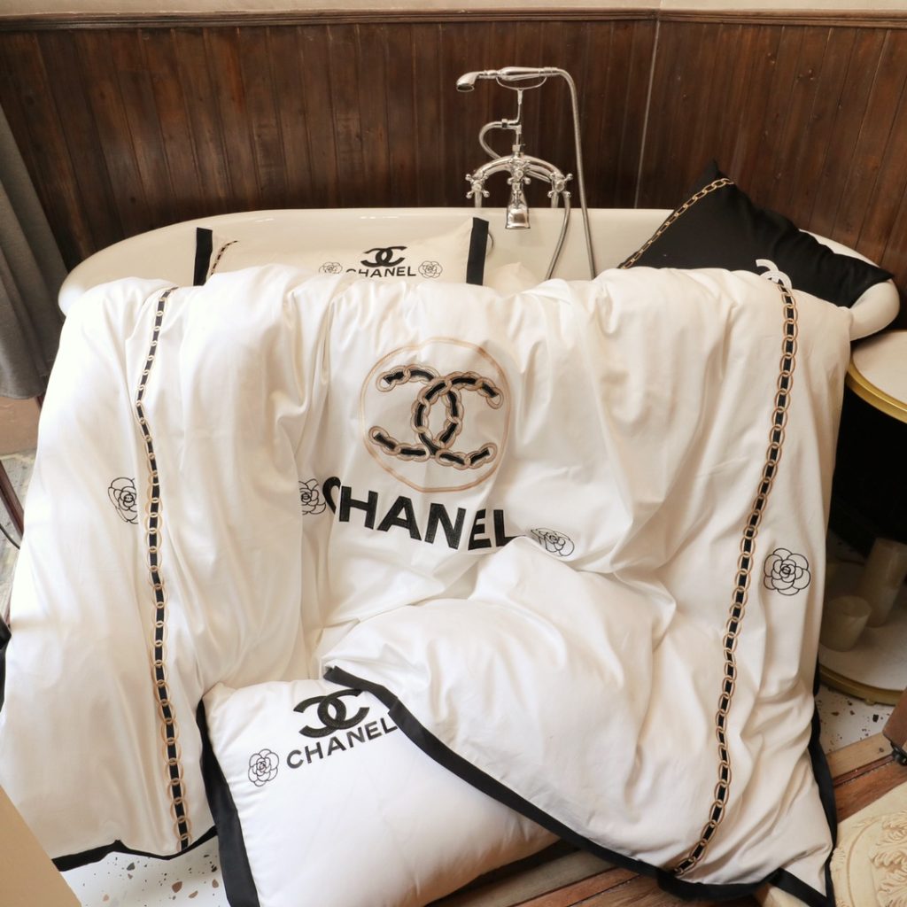 シャネル/CHANEL掛け布団カバーセット　7点ありベッドセット　クッション/抱き枕　刺繍系ゴージャス　ダブルベット/キングサイズベッド - 画像 4
