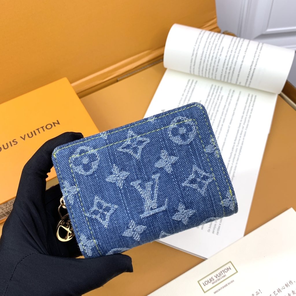 ルイ・ヴィトン モノグラム キャンバス 長財布｜金具とロゴの印象で比べる - 商品画像 1