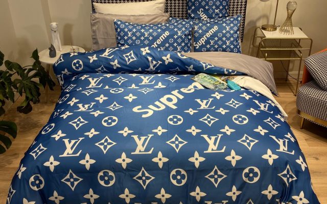 部屋づくりで使いやすいLOUIS VUITTONの掛け布団カバーセットを写真で確認