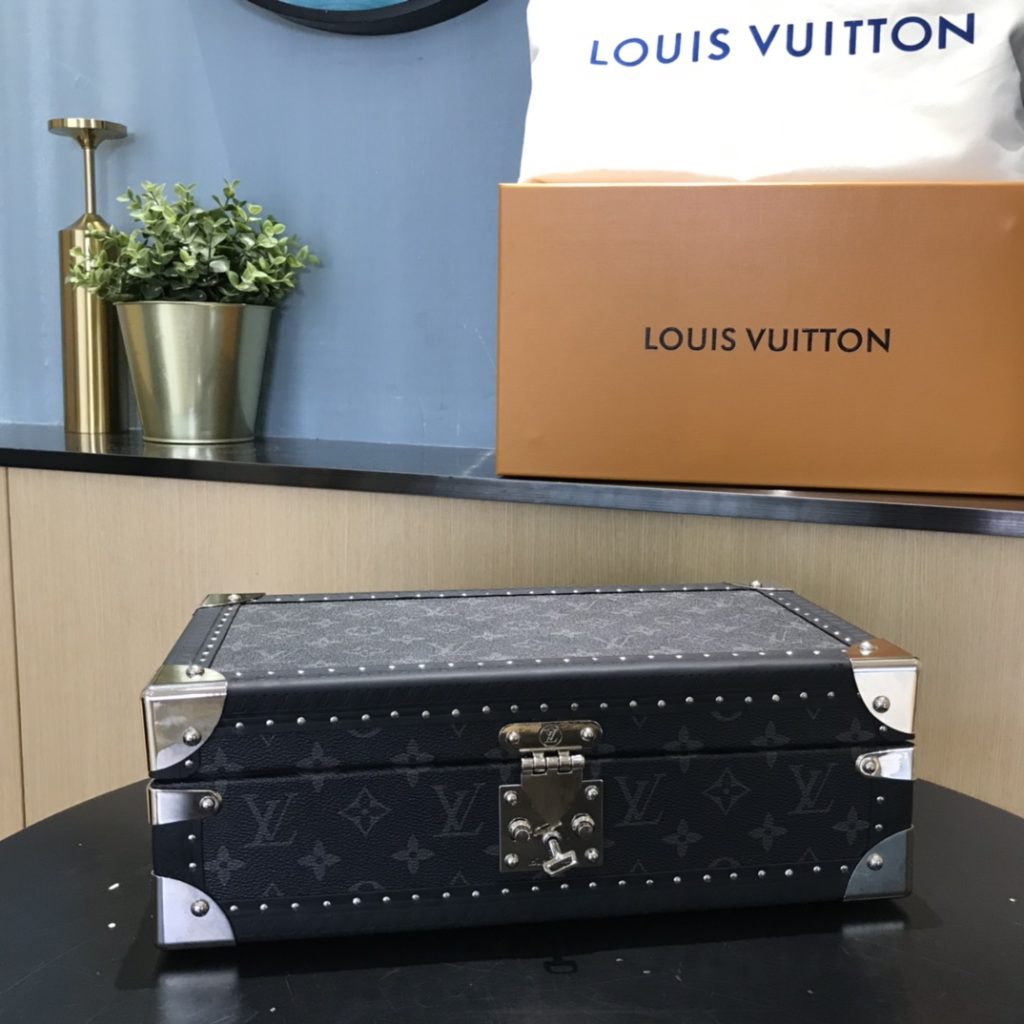 LOUIS VUITTON コフレ 8 モントル ルイヴィトン/Louis 腕時計｜会食の日に写真で選び方を確認