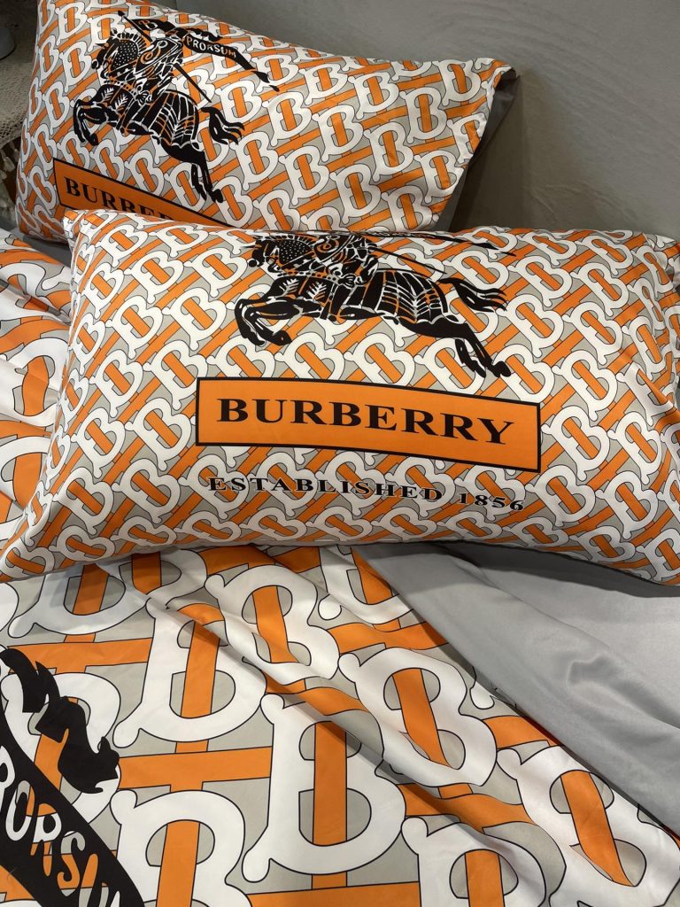 Burberry/バーバリー　夏布団セット3点　肌掛け布団と枕カバーの3点セット　キルトケット　ひんやり涼やか　キルティング　ダブルベッド - 画像 2