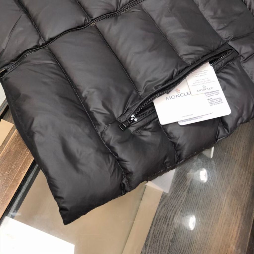 秋冬限定　MONCLER　モンクレール　ダウンベスト　MONTREUIL GILET　ナイロン　フード　レタリングプリント　ベスト - 画像 8