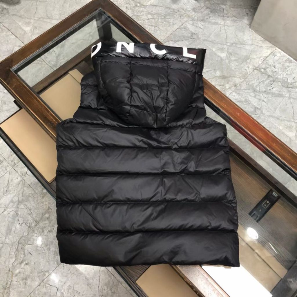 秋冬限定　MONCLER　モンクレール　ダウンベスト　MONTREUIL GILET　ナイロン　フード　レタリングプリント　ベスト - 画像 4