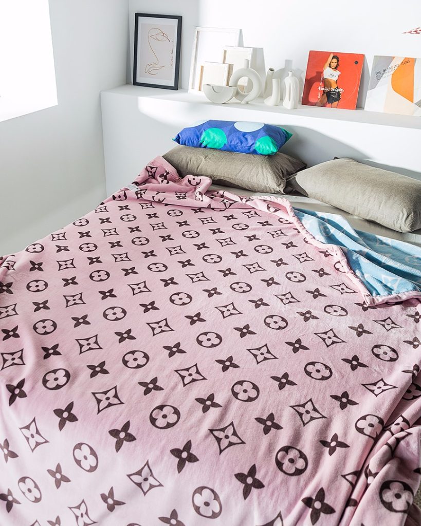 ルイヴィトン Louis Vuitton　ふわふわ掛け毛布　リバーシブル ブランケット　暖かい　モノグラム　マイクロファイバー　2色 - 画像 3