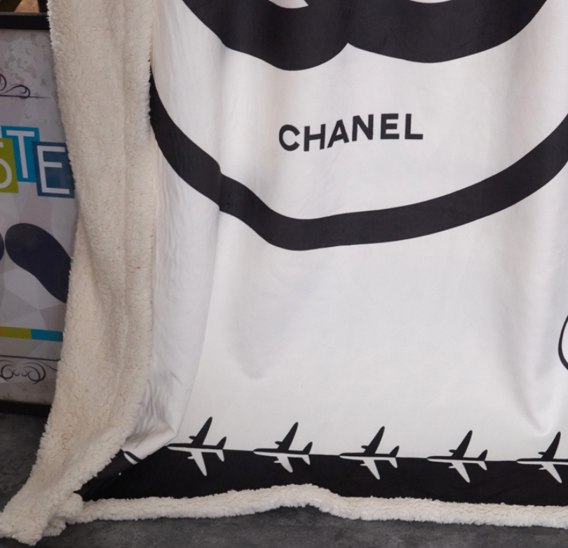 シャネル　CHANEL　毛布　大きロゴ　暖かい　厚手　掛け毛布　ブランケット　ひざ掛け毛布　白　飛行機 - 画像 2