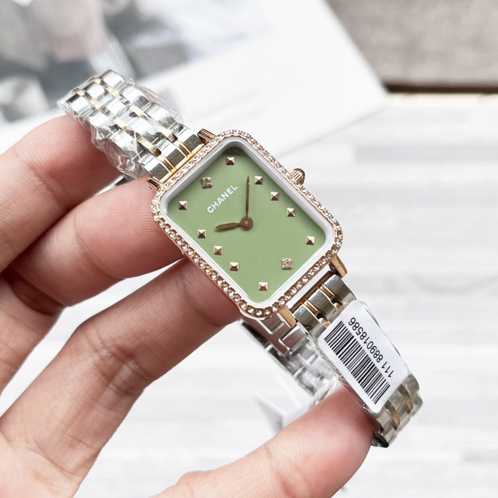 Chanel シャネル✨CHANEL最新カラー✨ ガラス電鍍ケース 日本製クォーツ 20×26mm ベルト/ブレスレット2WAY✨ 高級感抜群💎 実物写真👜 - 画像 2