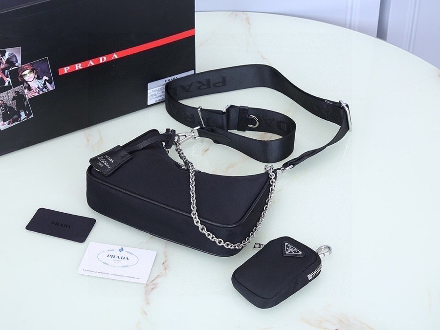 PRADA　プラダ　ブラックショルダーバッグ　Re-Edition 2005 ナイロン　レディース ミニポーチ付 - 画像 2