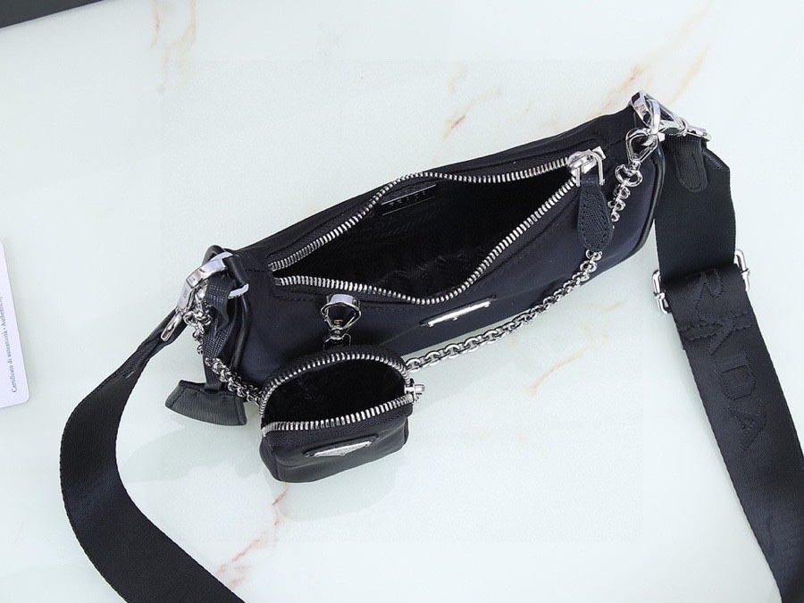 PRADA　プラダ　ブラックショルダーバッグ　Re-Edition 2005 ナイロン　レディース ミニポーチ付 - 画像 3