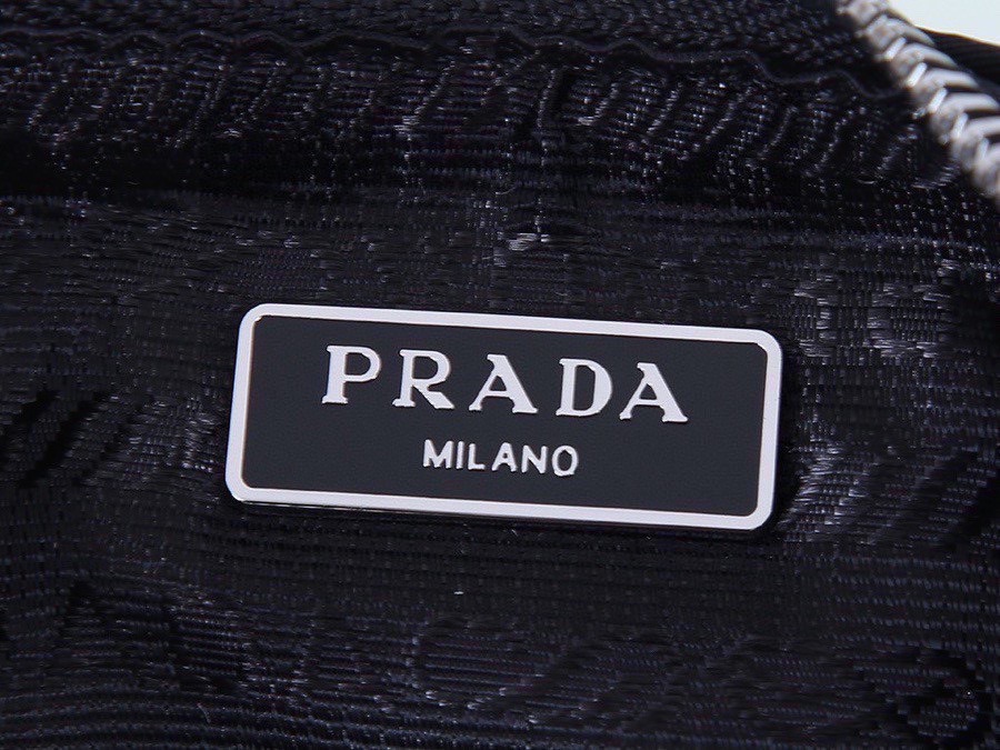 PRADA　プラダ　ブラックショルダーバッグ　Re-Edition 2005 ナイロン　レディース ミニポーチ付 - 画像 4