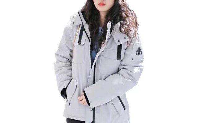 休日で使いやすいMONCLERのジャケットを写真で確認