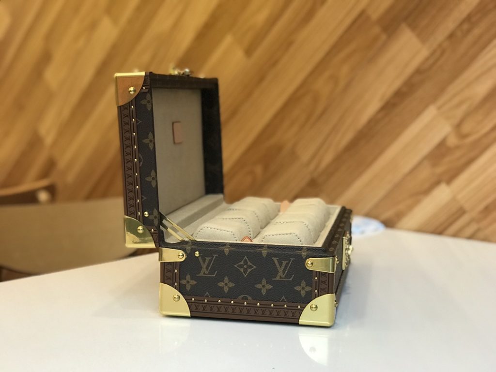 【ルイヴィトン】腕時計トランク 8本収納 モノグラム帆布 手作り 貴重品収納付き 高級感のある逸品 - 画像 7