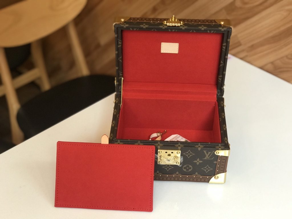 【ルイヴィトン】トランク型収納ボックス モノグラム帆布 明るい内張り 上品な雰囲気 高級感のある小物入れ - 画像 3