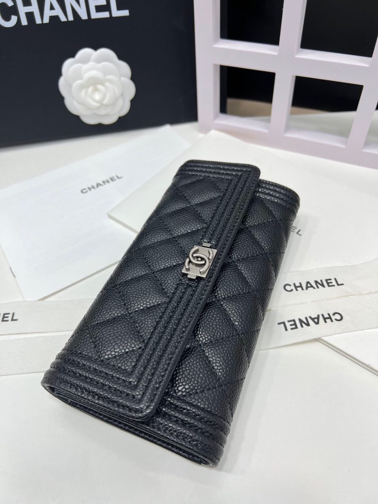 【シャネル】キャビアスキン トリプリーツウォレット ココマーク金具 上品なブラックの長財布 - 画像 2