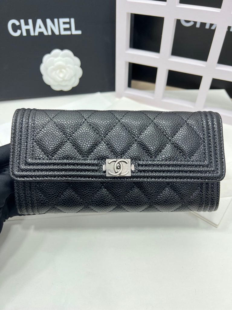 【シャネル】キャビアスキン トリプリーツウォレット ココマーク金具 上品なブラックの長財布 - 画像 3