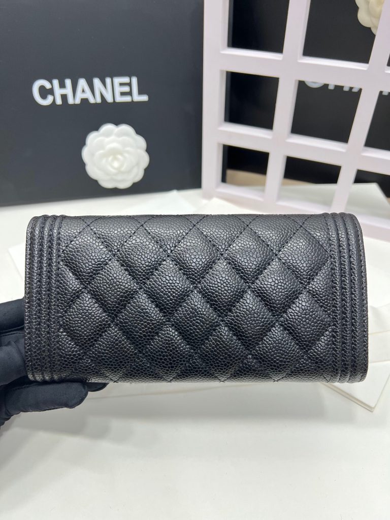 【シャネル】キャビアスキン トリプリーツウォレット ココマーク金具 上品なブラックの長財布 - 画像 4