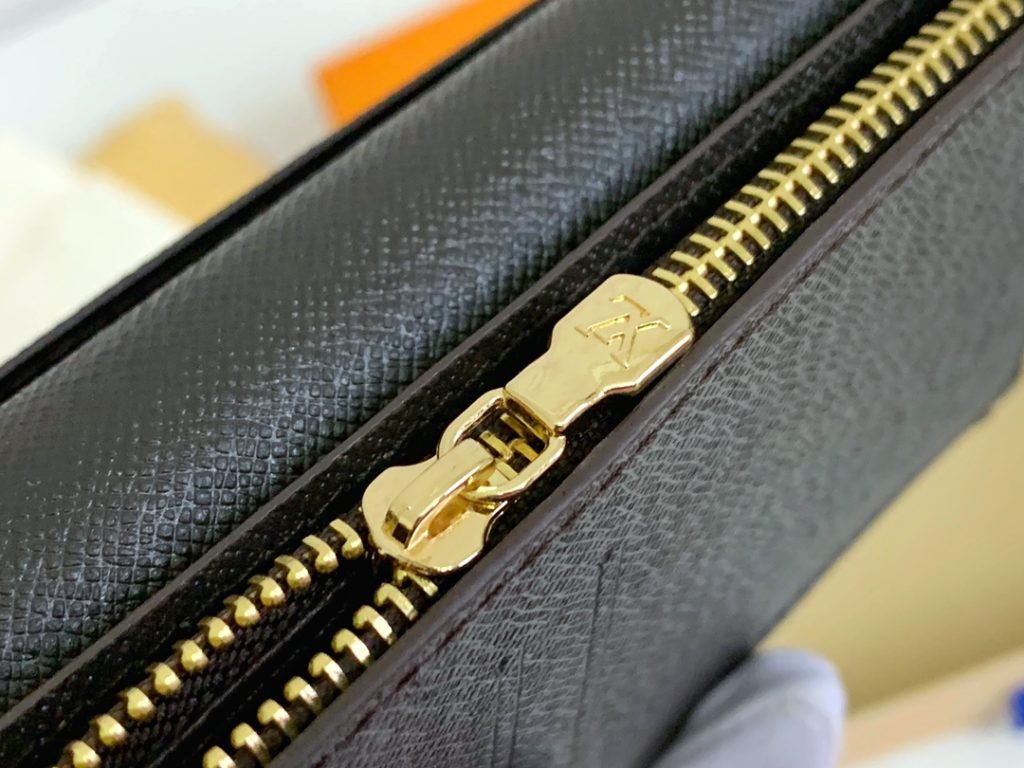 ルイヴィトン（LOUIS VUITTON） 長財布 モノグラム クラシックなデザイン 上質なレザー 上品で高級感のある逸品です - 画像 8