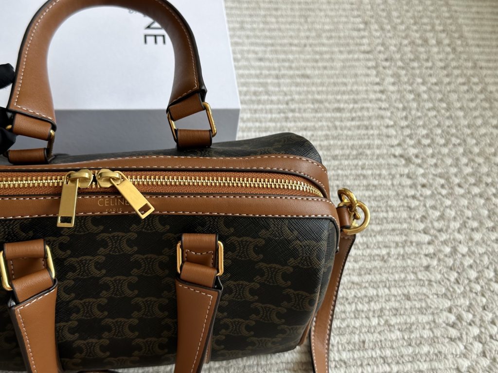 セリーヌ ショルダーバッグ 上品なモノグラムキャンバス レディースに人気の長く愛用できるデザイン - 画像 5
