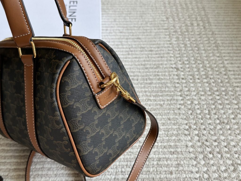 セリーヌ ショルダーバッグ 上品なモノグラムキャンバス レディースに人気の長く愛用できるデザイン - 画像 8