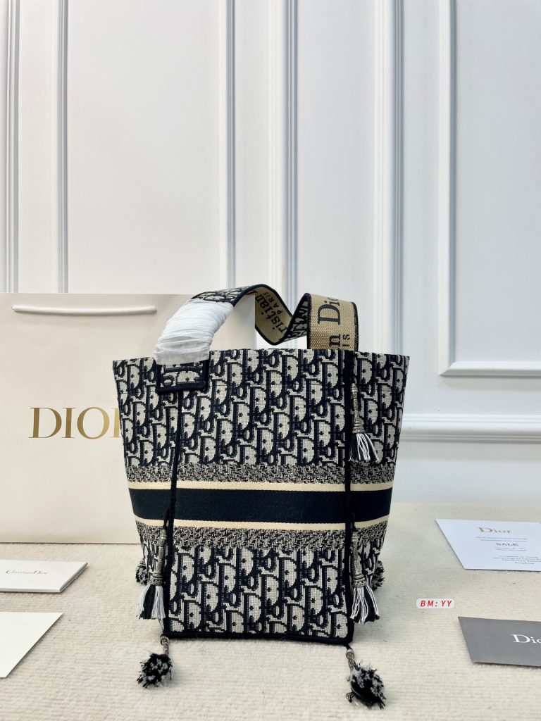Diorディオール ショルダーバッグ 上質なモノグラムキャンバス仕様 洗練されたデザインでギフトにも最適なレディースモデル - 画像 8
