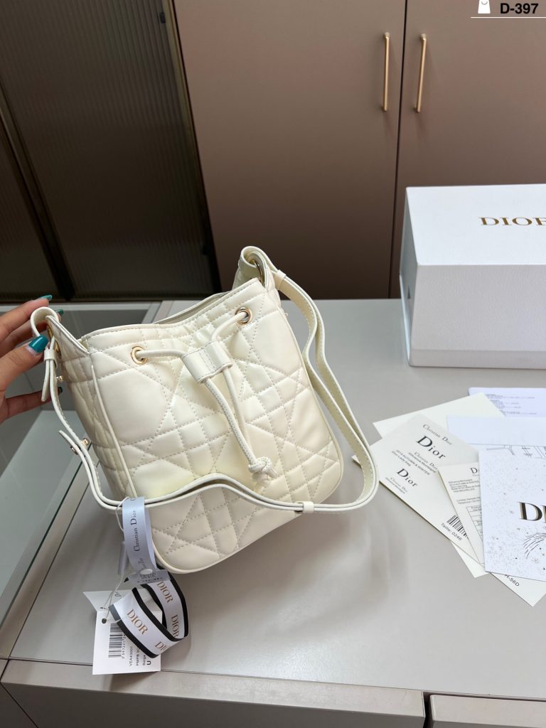 Diorディオール ショルダーバッグ 洗練されたモノグラムキャンバス 上品なブラウン ギフトにおすすめ - 画像 2