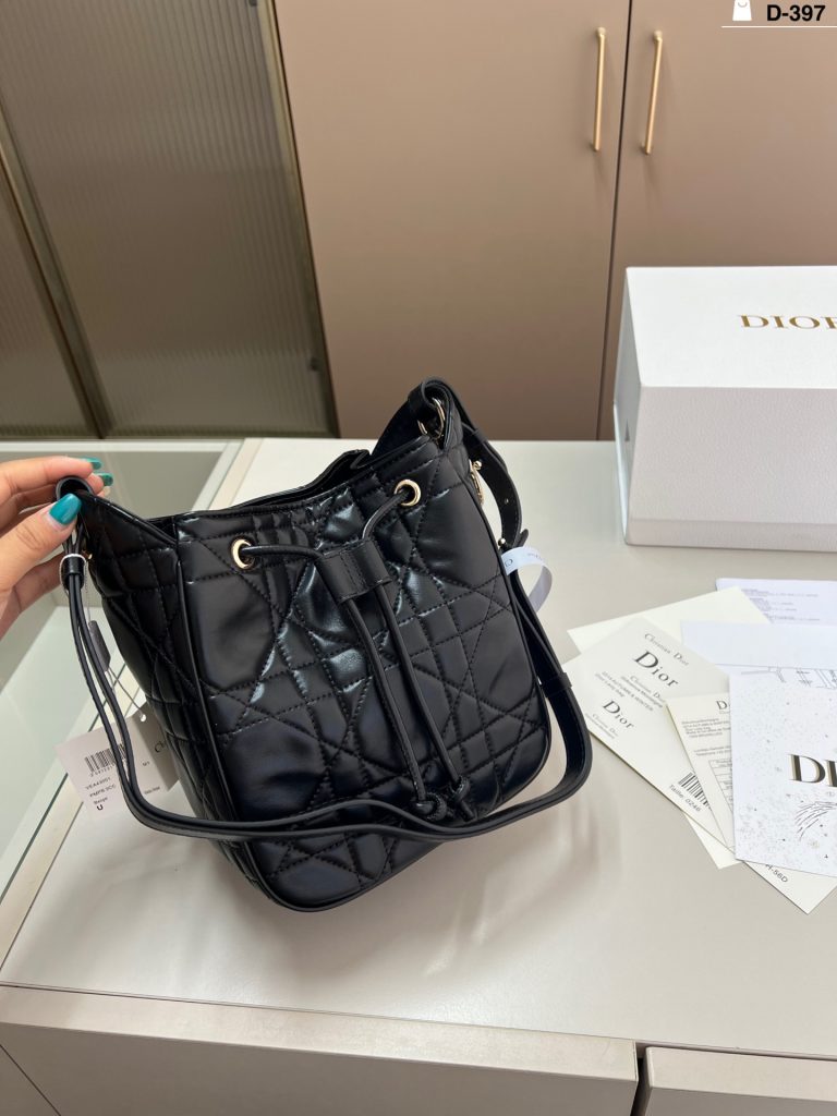 Diorディオール ショルダーバッグ 洗練されたモノグラムキャンバス 上品なブラウン ギフトにおすすめ - 画像 3