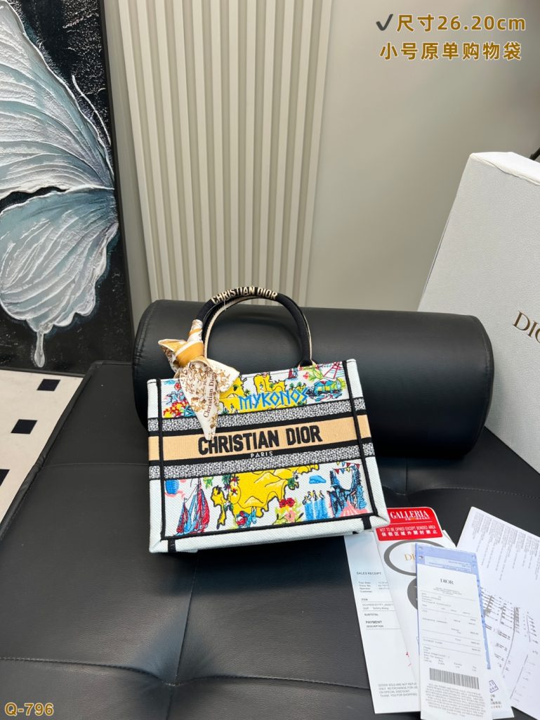 Dior　Book Tote　ディオール　ブックトート　 ショルダーバッグ 洗練された素材 大人女性に似合う上品なデザイン　レディースバッグ - 画像 2