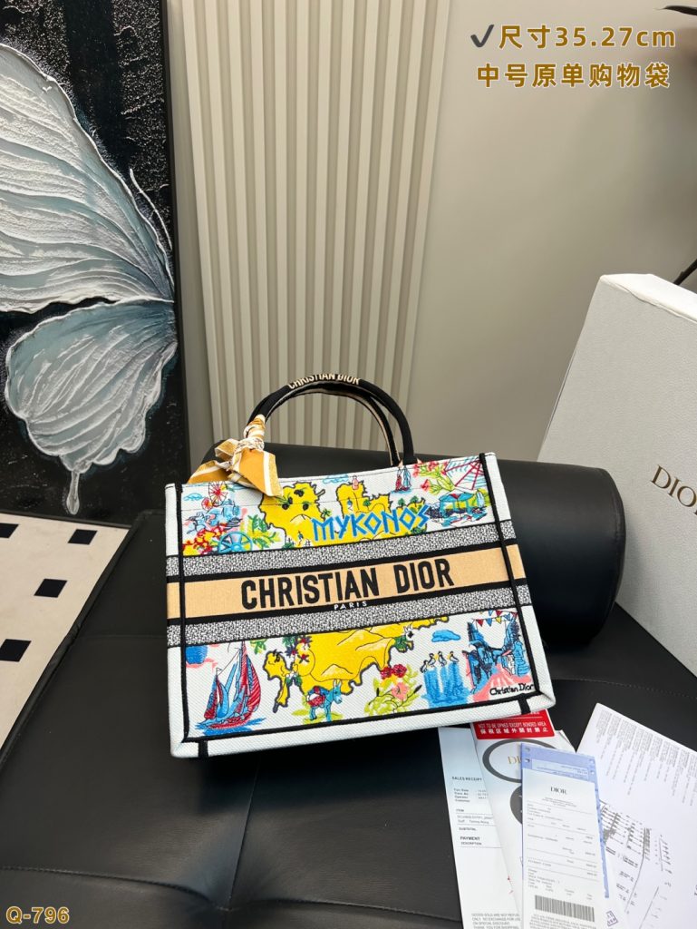 Dior　Book Tote　ディオール　ブックトート　 ショルダーバッグ 洗練された素材 大人女性に似合う上品なデザイン　レディースバッグ - 画像 3