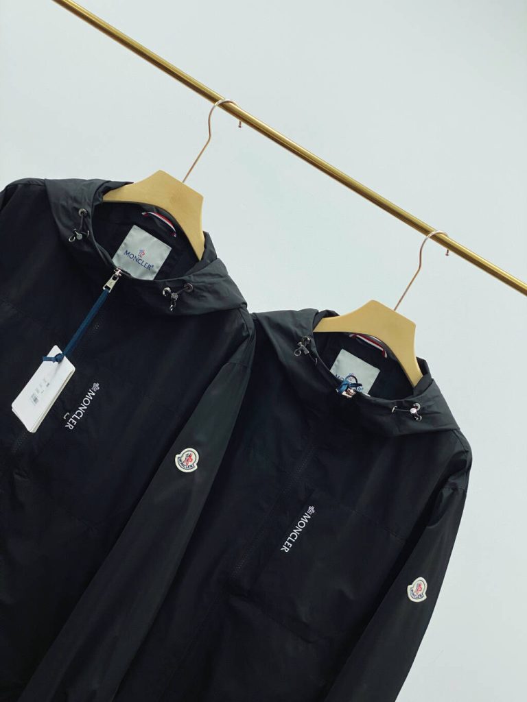 Monclerモンクレール 黒 リブ袖 フード付き軽量防風ジャケット 2色入 - 画像 2