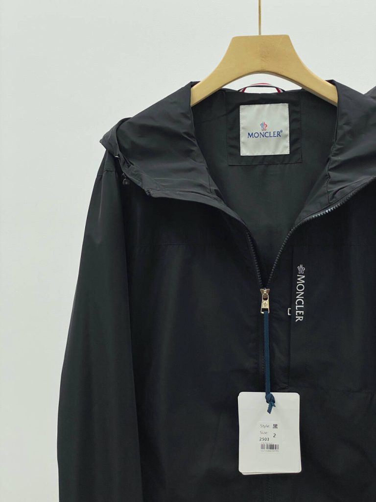 Monclerモンクレール 黒 リブ袖 フード付き軽量防風ジャケット 2色入 - 画像 4