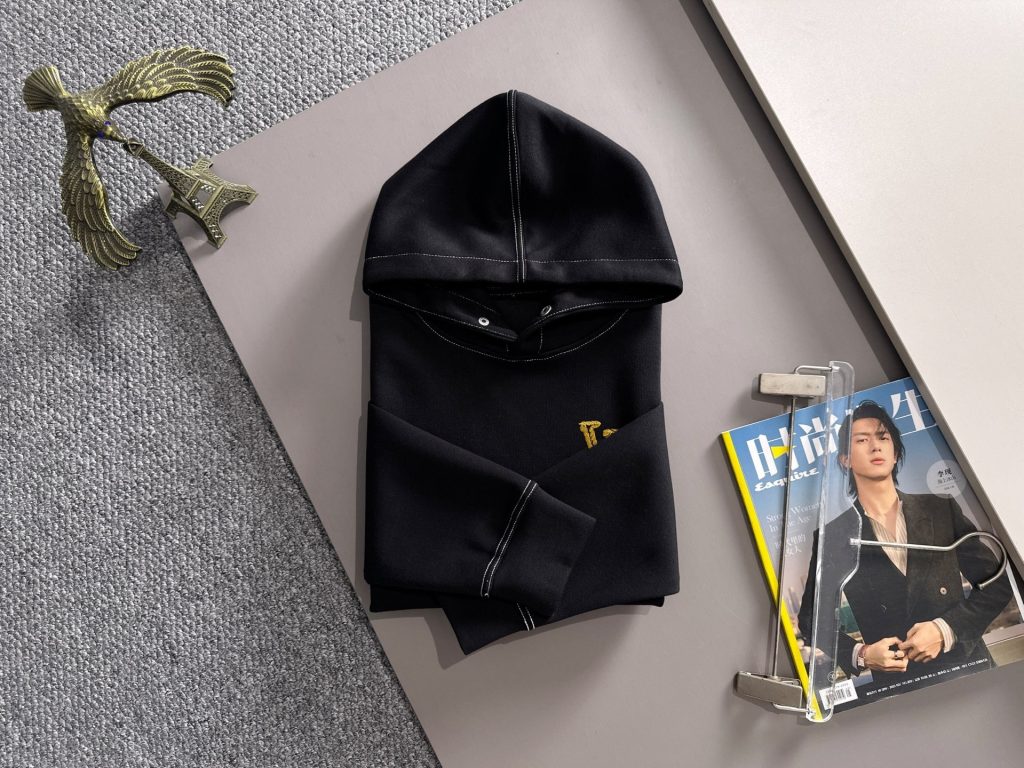 Louis VuittonLOUIS VUITTON ロゴ パーカー 黒 1色入 無地 ファッションアイテム - 画像 4