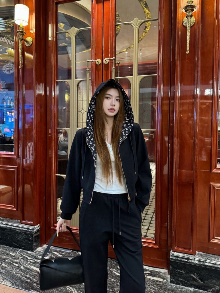 Louis VuittonLOUIS VUITTON ブランド フード付きスウェットジャケット 黒 2点セット おしゃれ 人気商品 - 画像 2