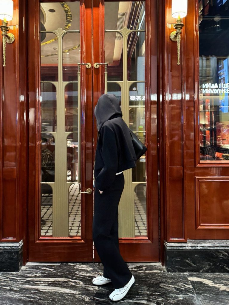 Louis VuittonLOUIS VUITTON ブランド フード付きスウェットジャケット 黒 2点セット おしゃれ 人気商品 - 画像 3