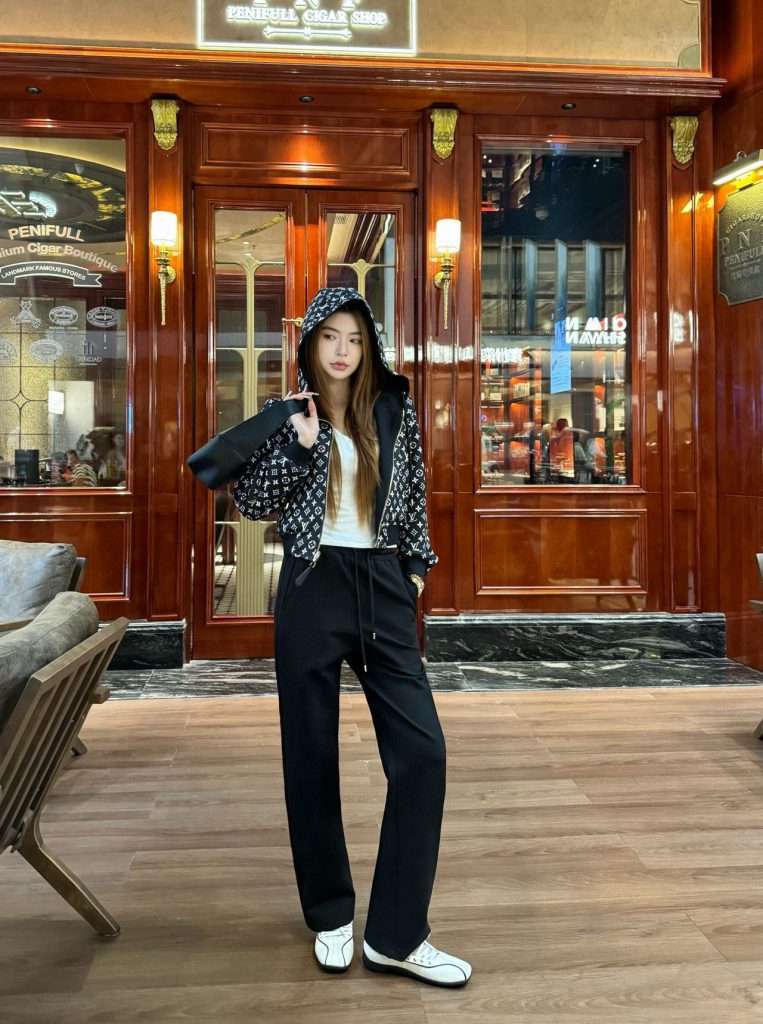 Louis VuittonLOUIS VUITTON ブランド フード付きスウェットジャケット 黒 2点セット おしゃれ 人気商品 - 画像 6