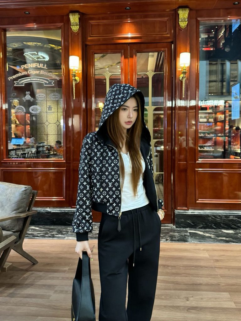Louis VuittonLOUIS VUITTON ブランド フード付きスウェットジャケット 黒 2点セット おしゃれ 人気商品 - 画像 7